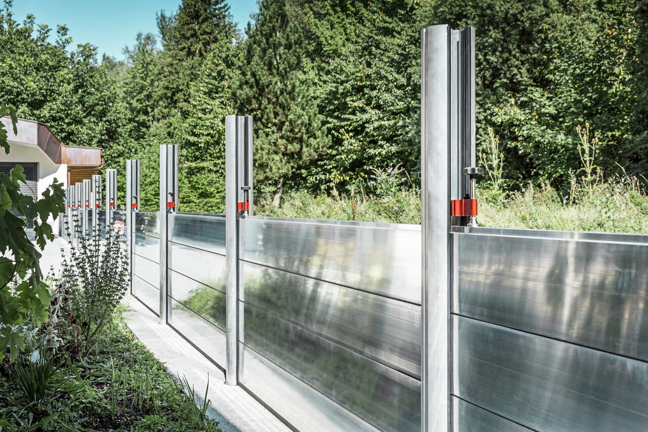 Close-up of the mobile flood protection wall from PREFA, which protects the property from flooding.