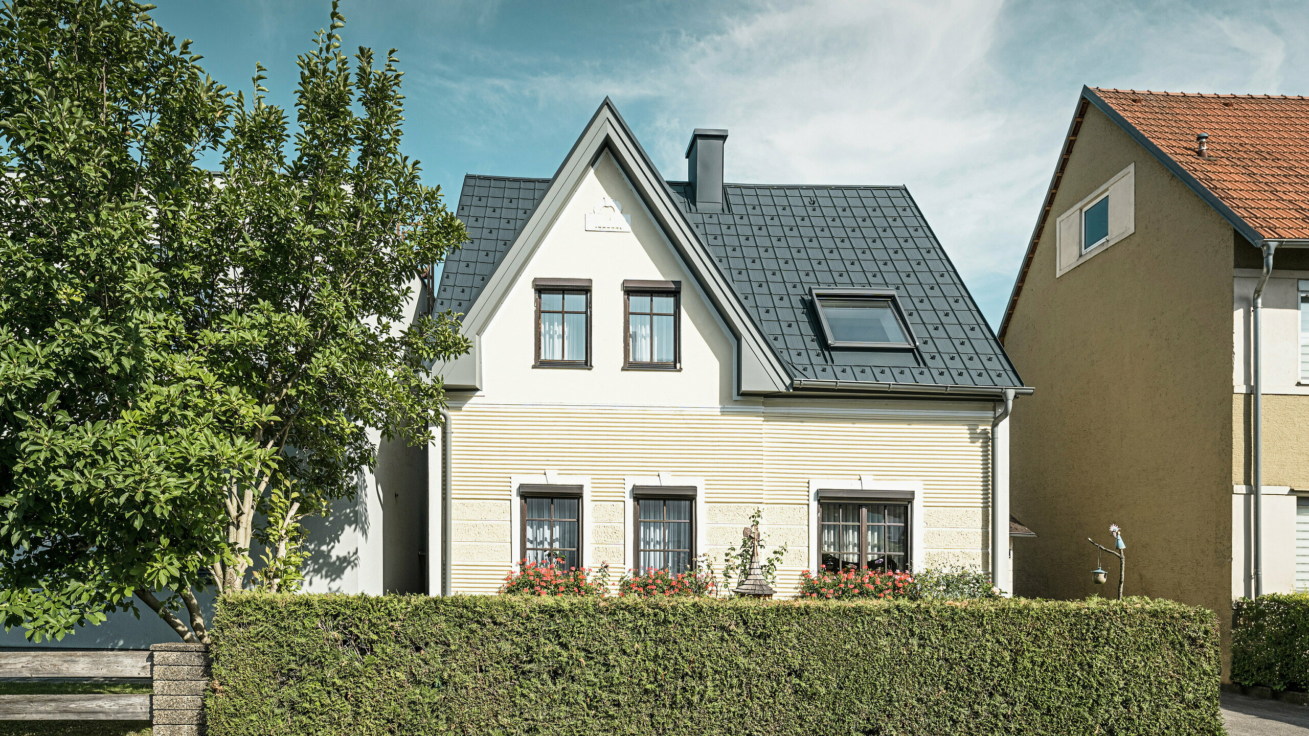 Detached house in St. Valentin with PREFA roof tiles in anthracite and a PREFA roof drainage system in light grey