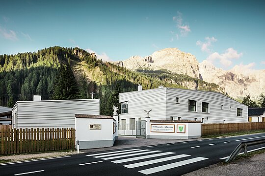Set against an impressive mountain backdrop, the four new buildings of the Villaggio Alpino Tempesti logistics and training centre combine alpine landscape with modern architecture. The precisely installed PREFALZ aluminium panels in the colour P.10 PREFA white ensure clear lines, high resistance and climatic advantages. They are a functional design statement in the heart of South Tyrol. In front of the access road to the modern barracks is a road with a zebra crossing.