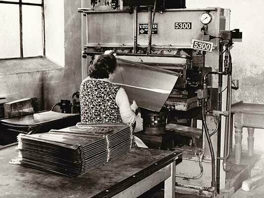 The first PREFA trade fair stand; the feature wall was roofed using PREFA roof tiles