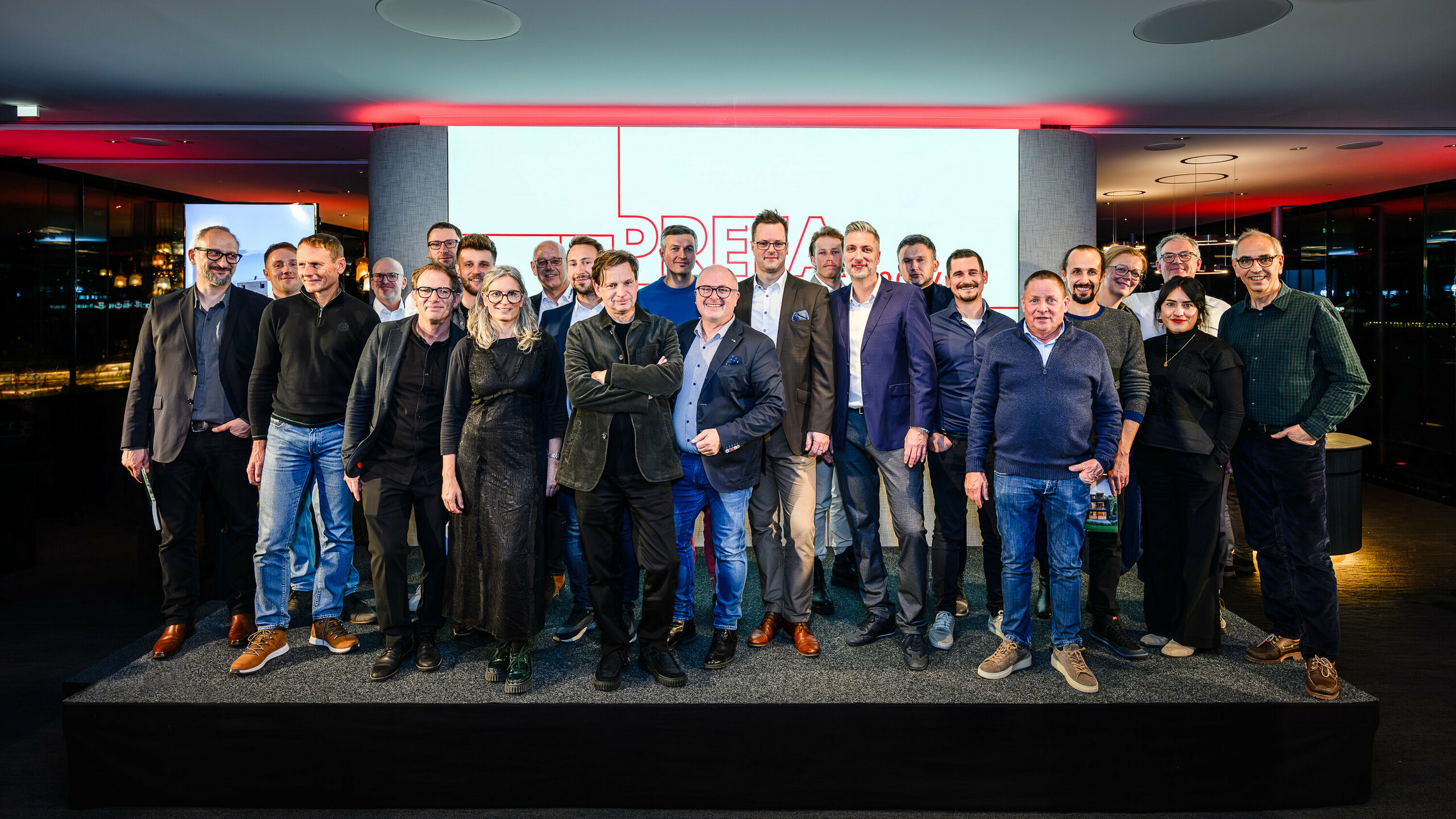 Gruppenfoto der Architekt:innen, Planer:innen und Verarbeiter:innen auf der Bühne der PREFARENZEN Präsentation 2026 im k47.wien – ein starkes Symbol für Gemeinschaft, Kreativität und zukunftsweisende Architektur. Vor dem leuchtenden PREFARENZEN-Logo stehen die Gestalter:innen hinter den beeindruckenden Projekten mit PREFA Aluminium. Die Szene spiegelt Stolz, Innovation und Zusammenarbeit wider. PREFA Produkte bieten langlebige, witterungsbeständige Lösungen mit ästhetischem Anspruch – ideal für moderne Architekturkonzepte. Ein inspirierender Abend voller Austausch, Visionen und starken Partnerschaften.
