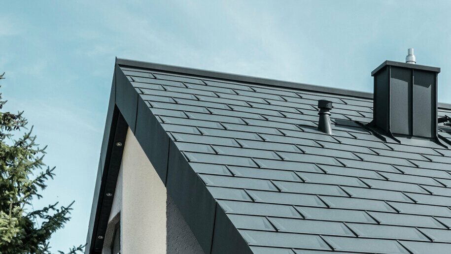 Einfamilienhaus in Newel-Besslich mit PREFA Dachplatte R.16 und PREFA Dachentwässerungssystem in anthrazit