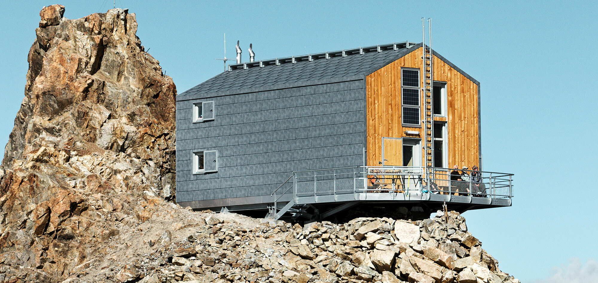 Freshly refurbished Refuge de L’Aigle with PREFA roof and façade panel FX.12 in P.10 stone grey.