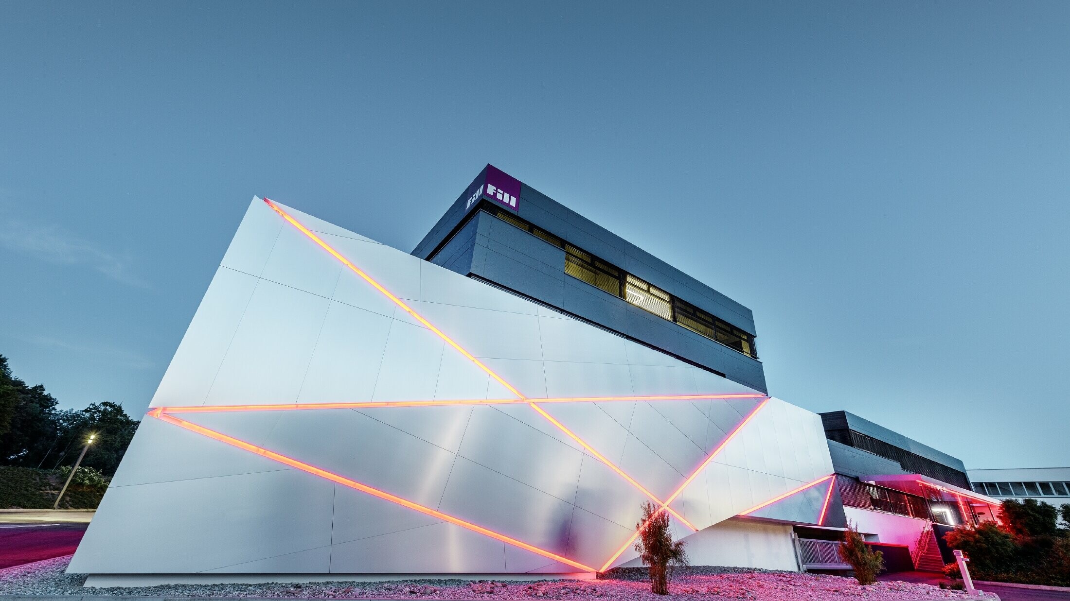 Fill company building with a futuristic aluminium composite panel façade in brushed aluminium and a backlit joint pattern