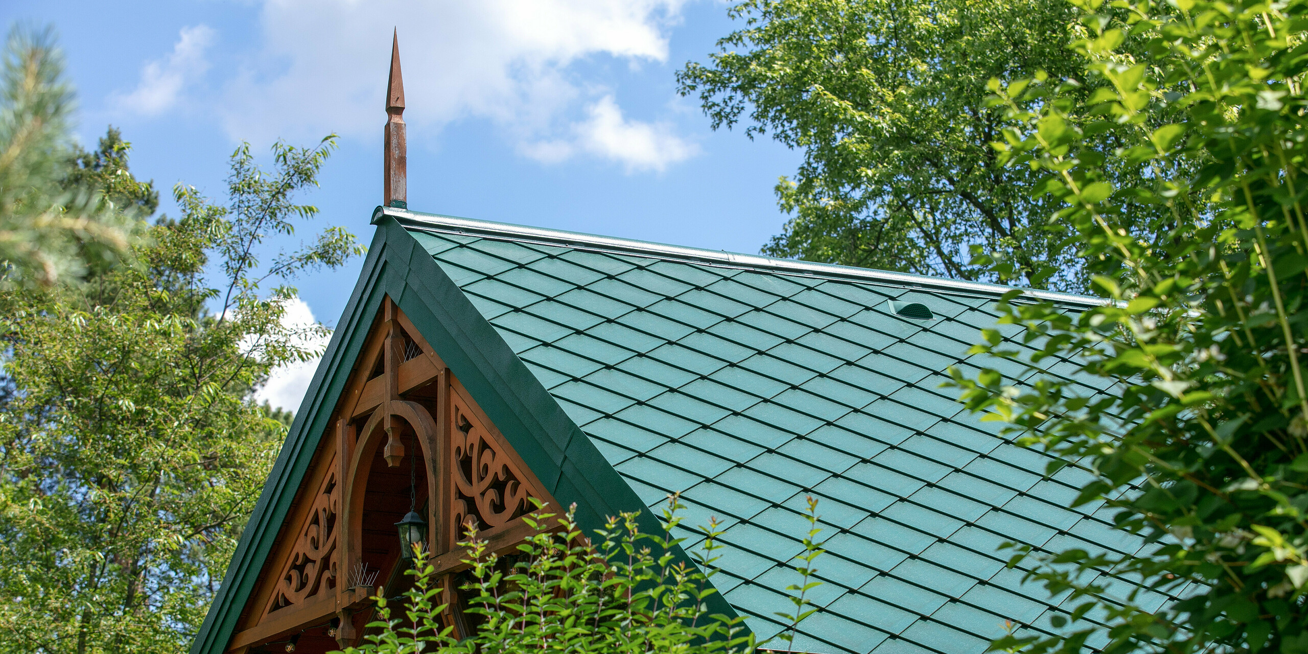 Cukiernia Sosenka mit PREFA Dachraute sowie Ablaufrohr und Hängerinne in Moosgrün