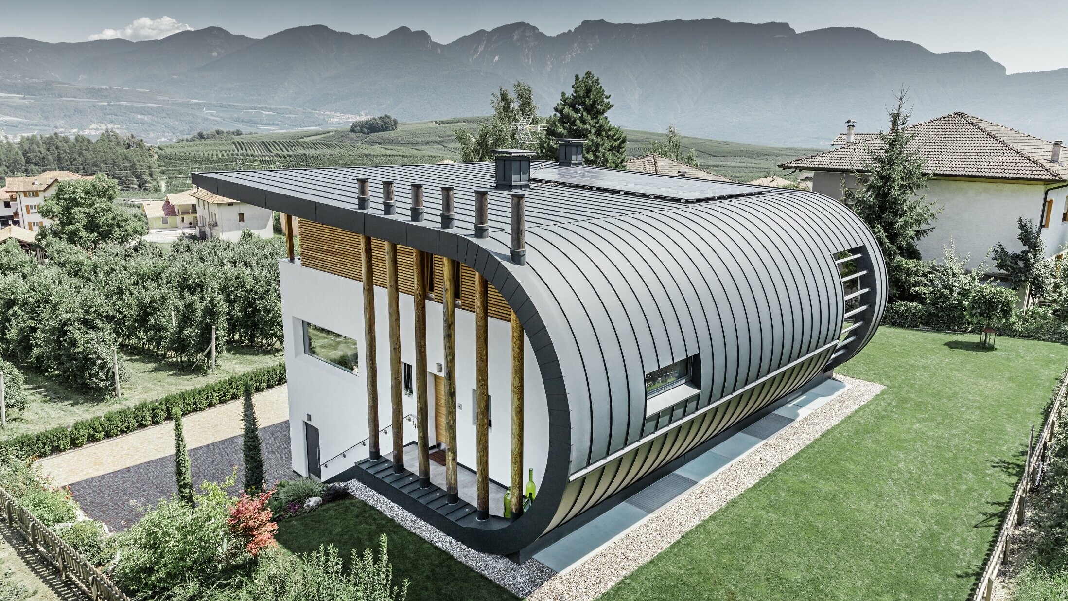 Aerial view of Casa Giovannini in Italy with the rounded façade with Prefalz standing seam in P.10 Anthracite.