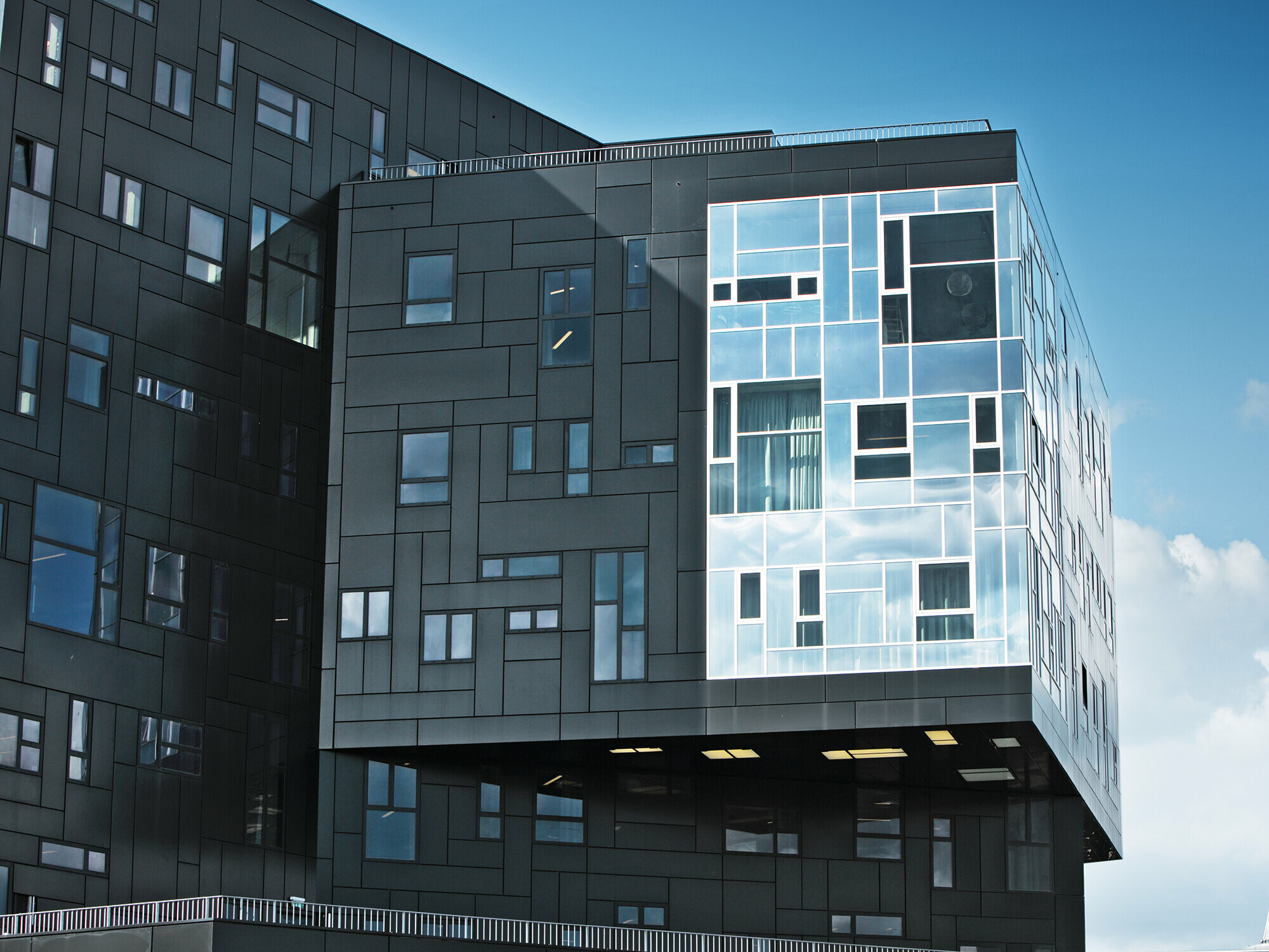 Recording of the WU Executive Academy with a focus on the PREFA aluminium composite panel façade in deep black and the glossy window section.