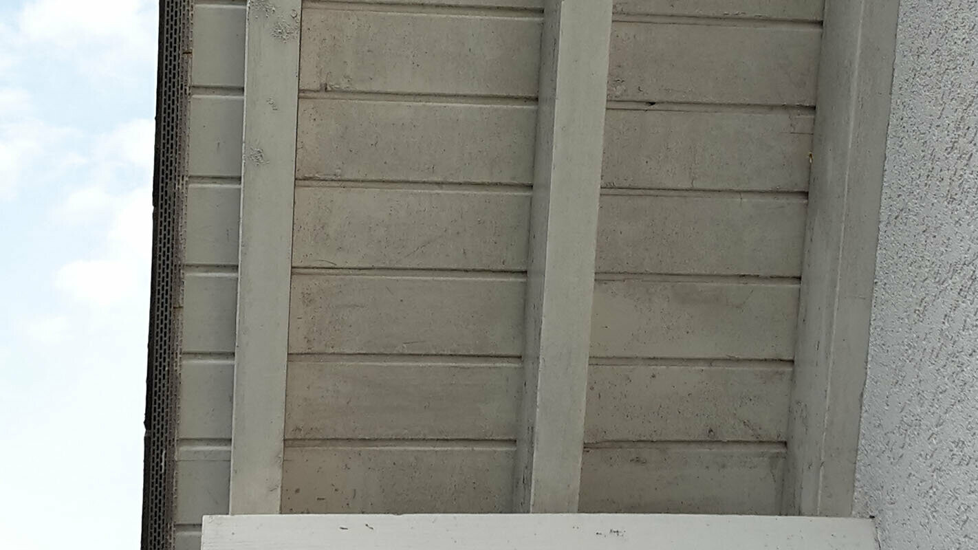 Eaves before renovation with PREFA sidings, white soffit