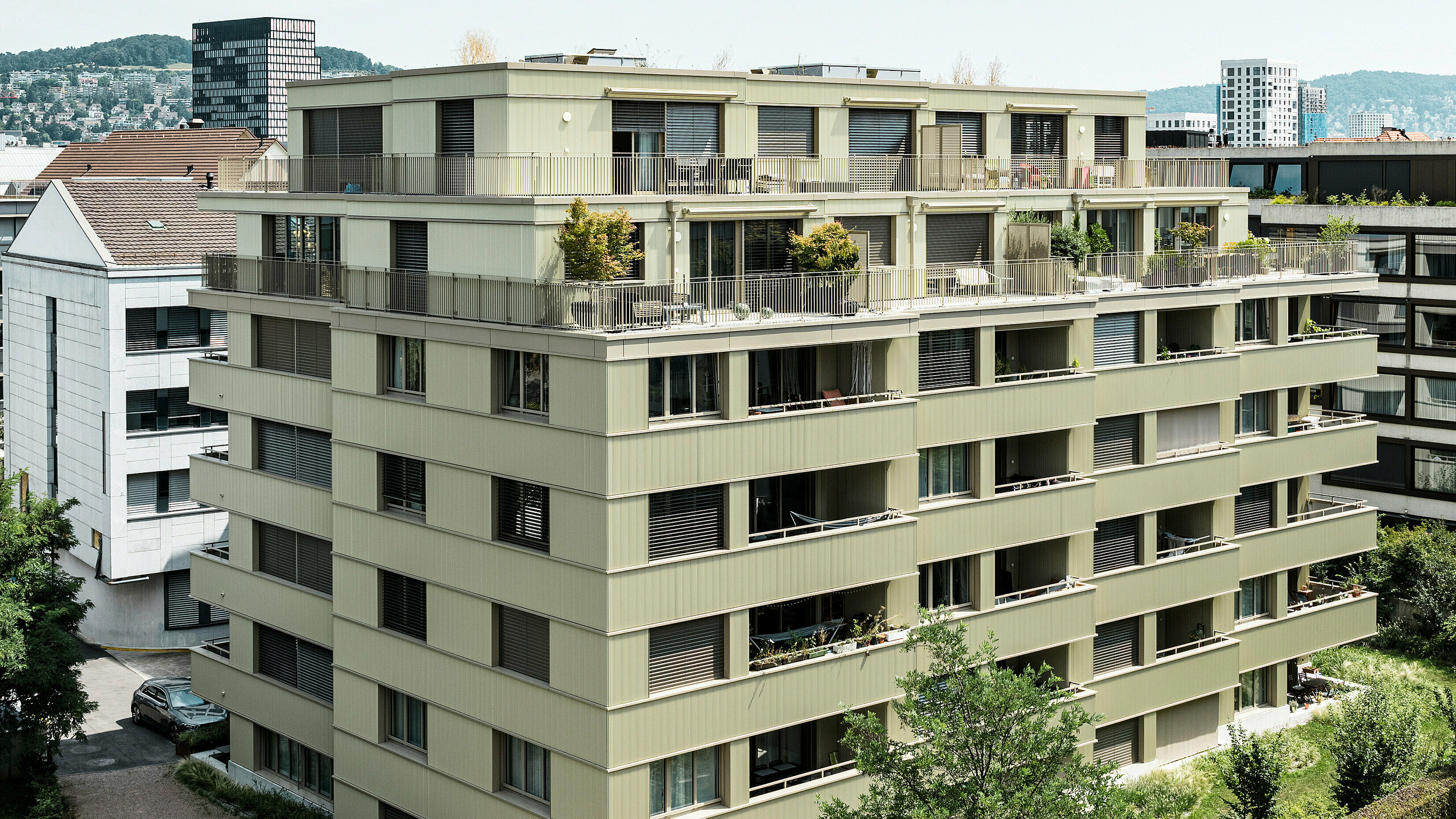 The modern residential building ‘Stetterhaus’ in Altstetten, Zurich, is enveloped by a unique façade – PREFA serrated profile in the special colour pearl metallic.