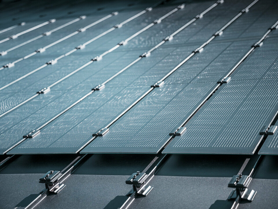 Detailed view of the installation of Prefalz solar panels on a roof in Meschede