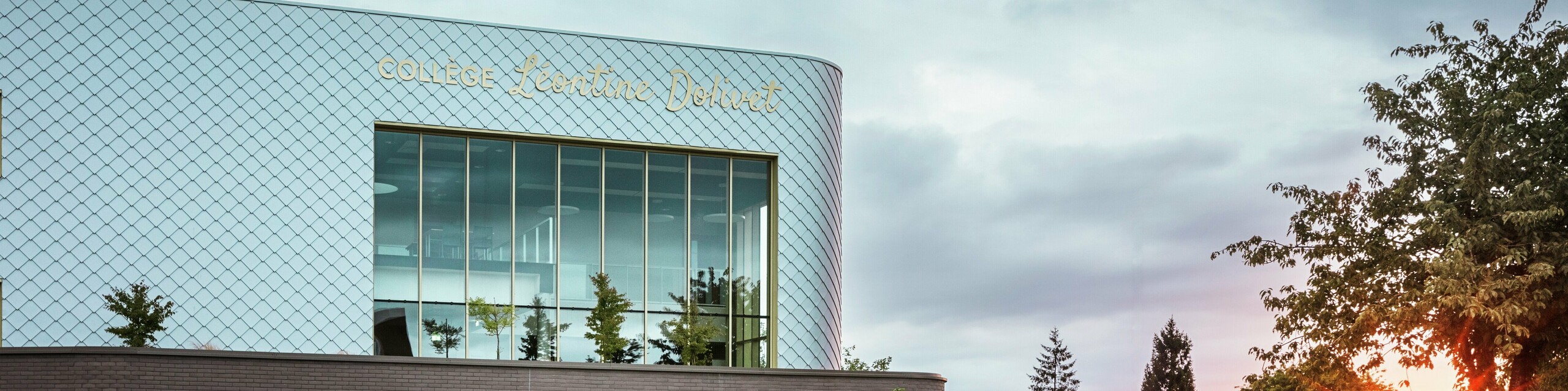 Das moderne Schulgebäude des Collège Léontine Dolivet in Cesson-Sévigné besticht durch seine markante Aluminiumfassade aus rund 15.000 PREFA-Wandelementen in Silbermetallic. Die glänzende Oberfläche reflektiert das Licht und verleiht dem Gebäude eine lebendige, elegante Ausstrahlung. Große Glasflächen eröffnen den Blick ins Grüne, während die robuste PREFA-Fassadenlösung Langlebigkeit und Witterungsbeständigkeit garantiert. Die Kombination aus wandelbarem Metall und klarer Architektur macht das Gebäude zu einem echten Blickfang und unterstreicht die Vorteile von Aluminium: geringes Gewicht, Wartungsfreiheit und Nachhaltigkeit.