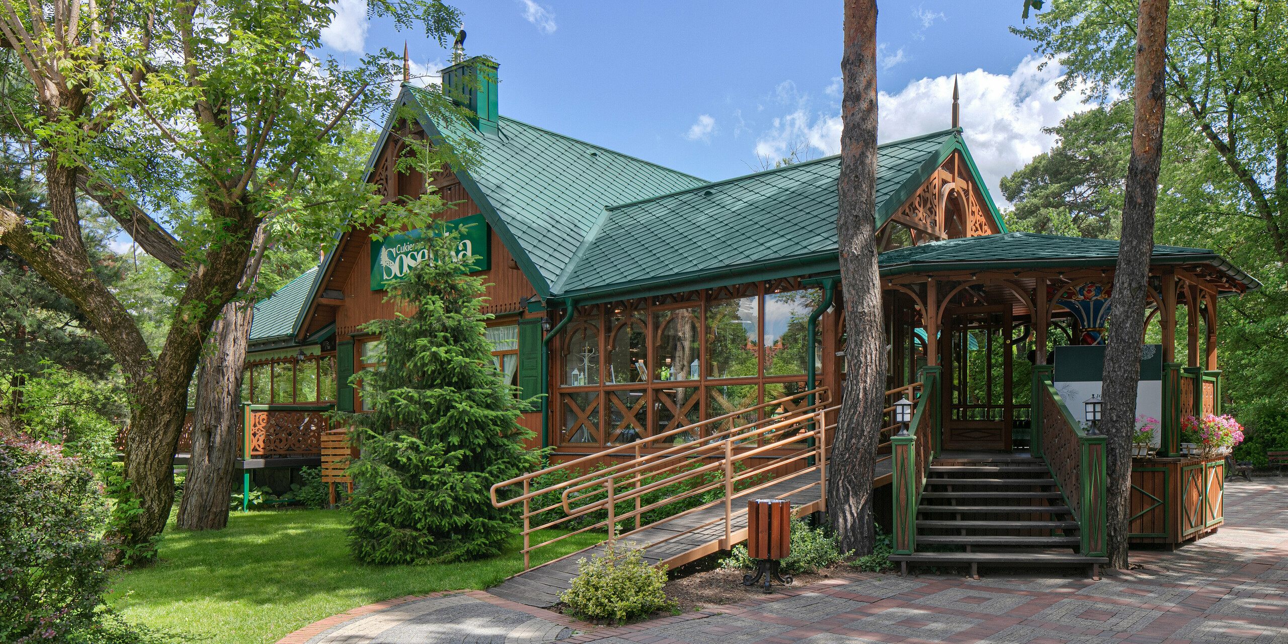 Cukiernia Sosenka mit PREFA Dachraute sowie Ablaufrohr und Hängerinne in Moosgrün