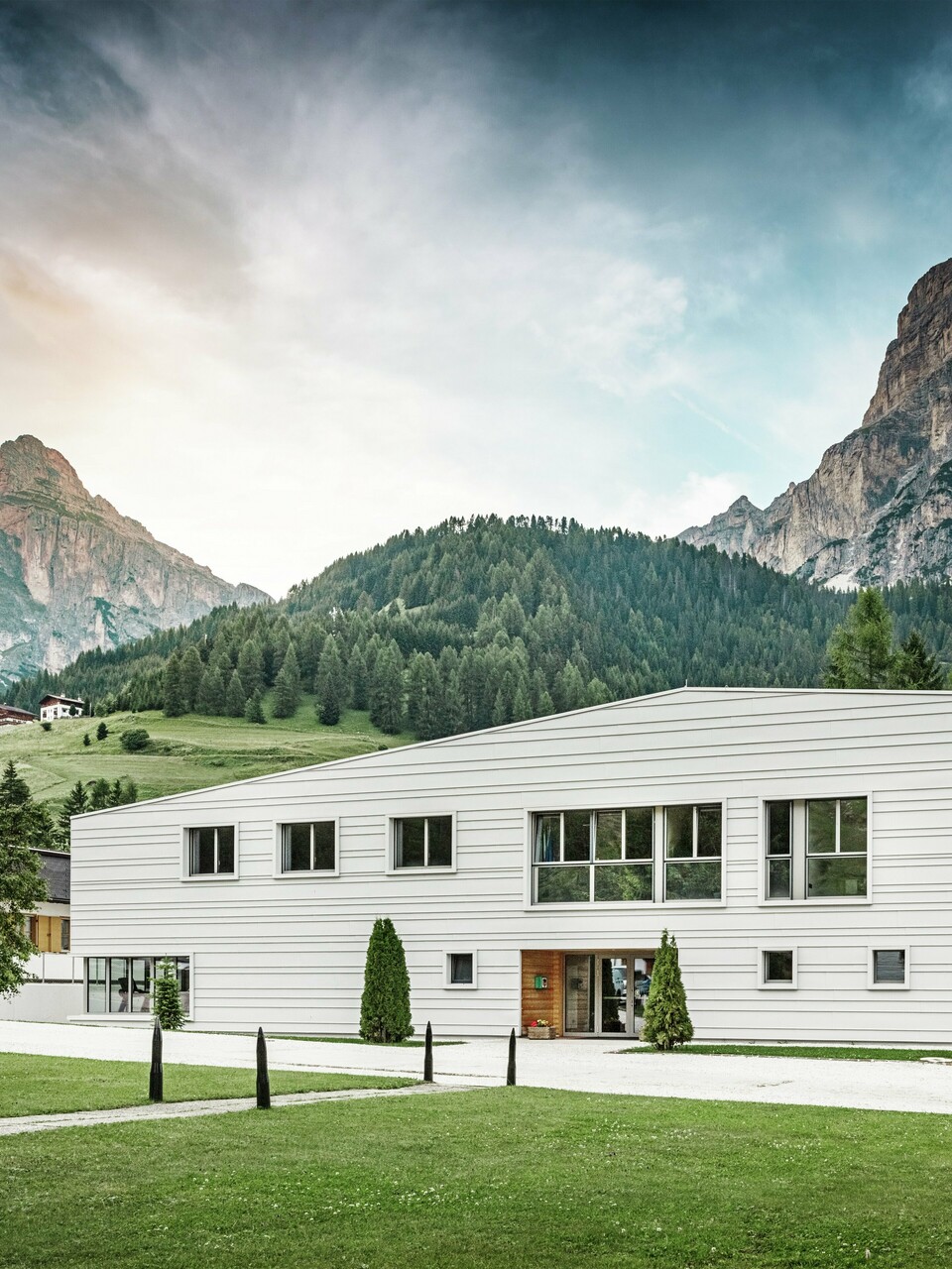 Modern military architecture meets alpine surroundings: the Tempesti barracks are nestled in the South Tyrolean landscape against a majestic mountain backdrop. The light PREFALZ façade in P.10 PREFA white ensures clear lines. The light aluminium façade reflects sunlight and improves the microclimate.