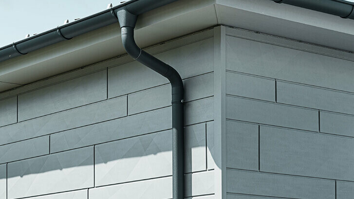 PREFA gutter with downpipe in anthracite, along with a PREFA Siding.X facade