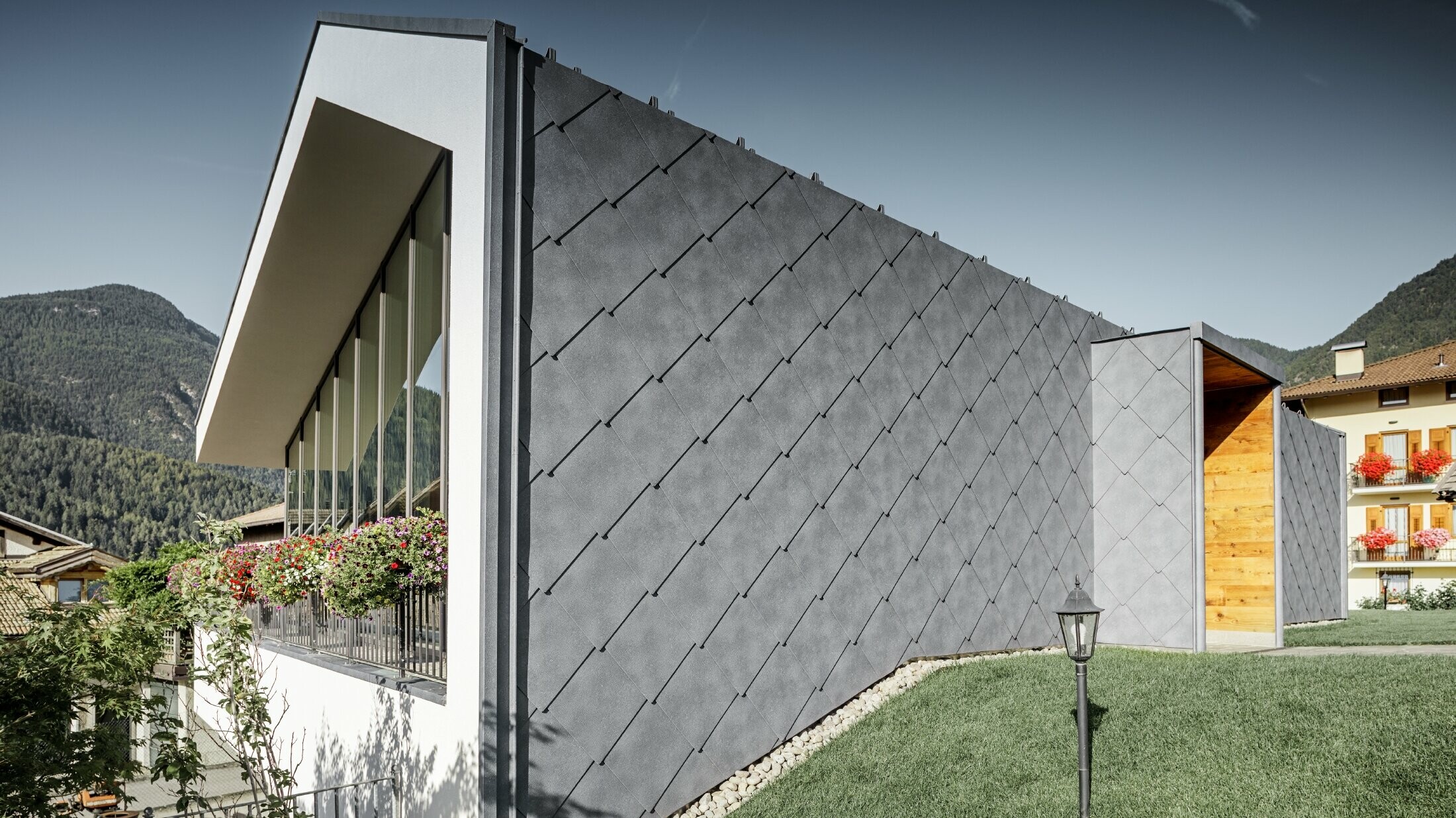 Modern hairdressing salon in Livo covered with the PREFA 44 rhomboid roof and façade tile in stone grey