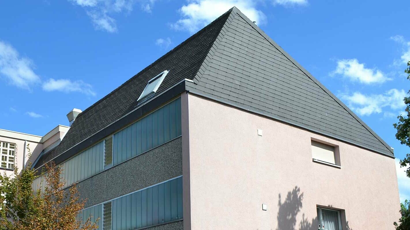 Before roof renovation with the PREFA FX.12 roof panel in P.10 anthracite