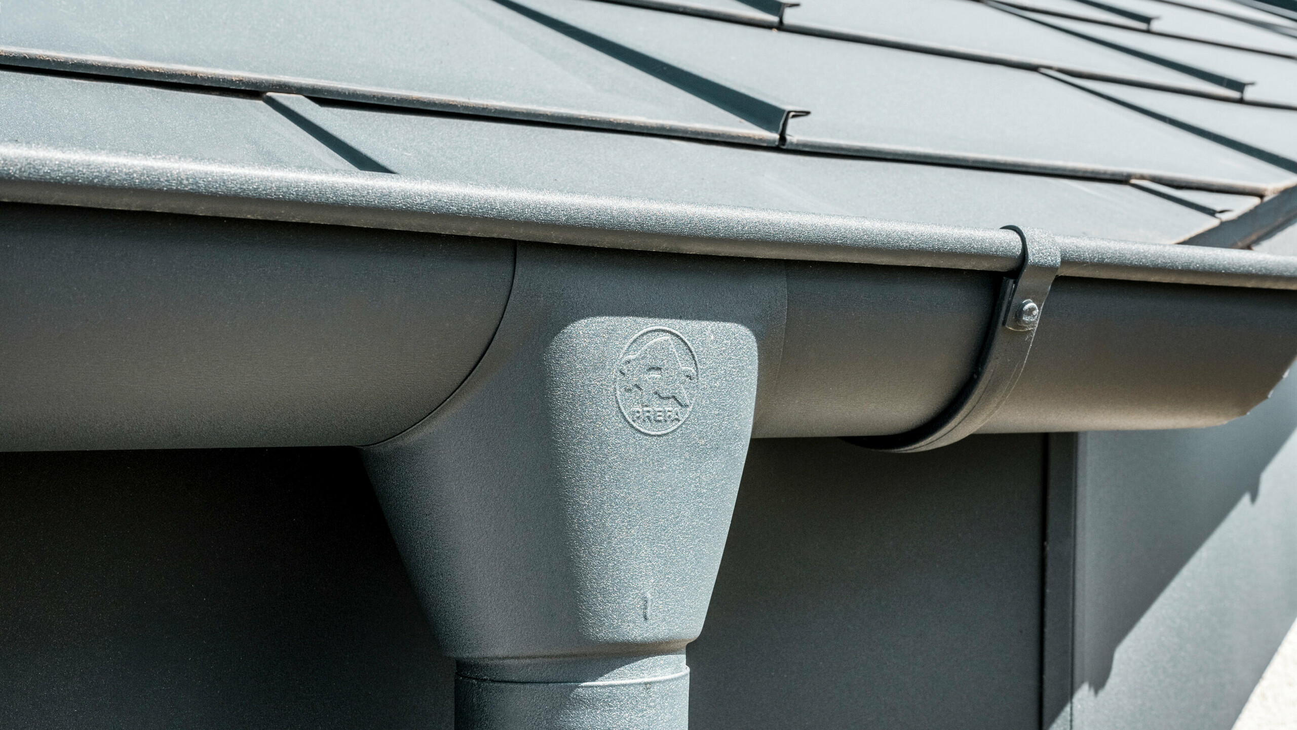 Detached house in Newel-Besslich with PREFA R.16 roof tiles and PREFA roof drainage system in anthracite