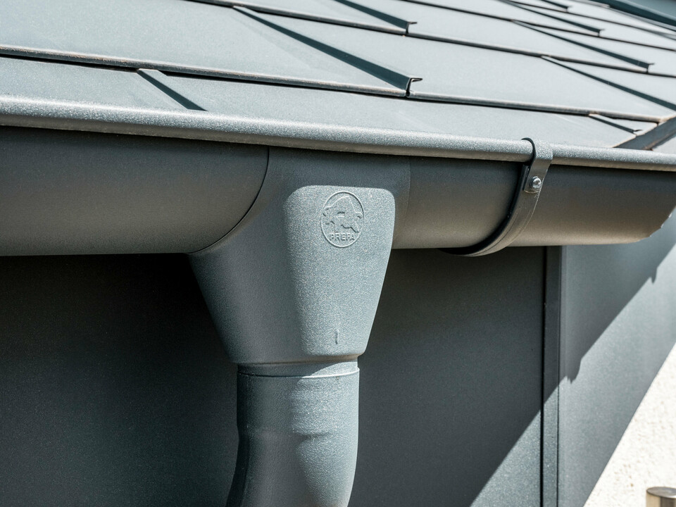 Detached house in Newel-Besslich with PREFA R.16 roof tiles and PREFA roof drainage system in anthracite