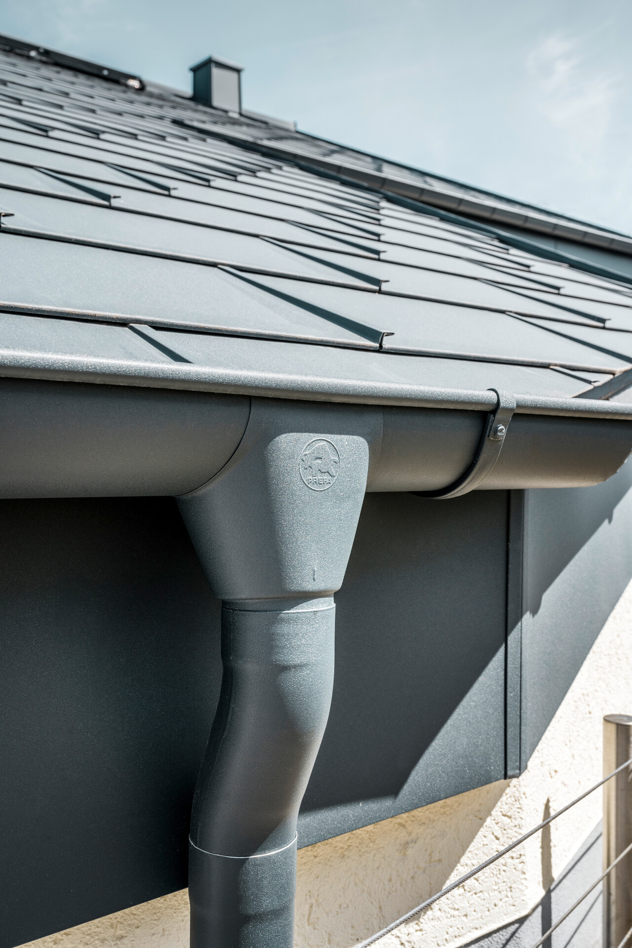 Detached house in Newel-Besslich with PREFA R.16 roof tiles and PREFA roof drainage system in anthracite