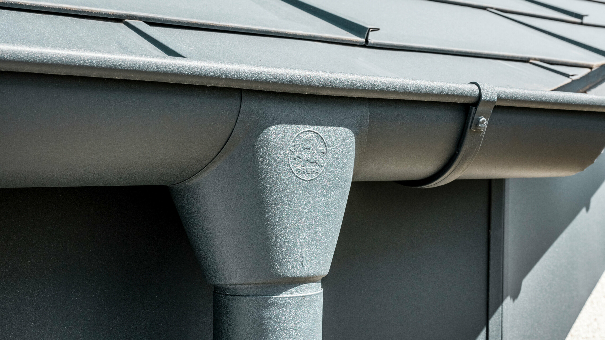 Detached house in Newel-Besslich with PREFA R.16 roof tiles and PREFA roof drainage system in anthracite