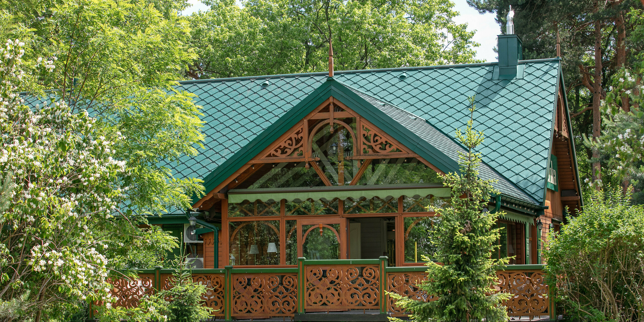 Cukiernia Sosenka mit PREFA Dachraute 29 × 29 sowie Ablaufrohr und Hängerinne in Moosgrün