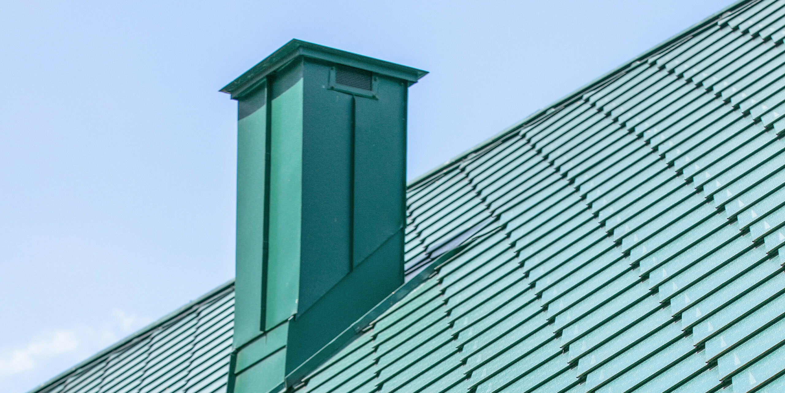 Cukiernia Sosenka mit PREFA Dachraute sowie Ablaufrohr und Hängerinne in Moosgrün