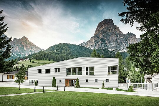Modern military architecture meets alpine surroundings: the Tempesti barracks are nestled in the South Tyrolean landscape against a majestic mountain backdrop. The light PREFALZ façade in P.10 PREFA white ensures clear lines. The light aluminium façade reflects sunlight and improves the microclimate.