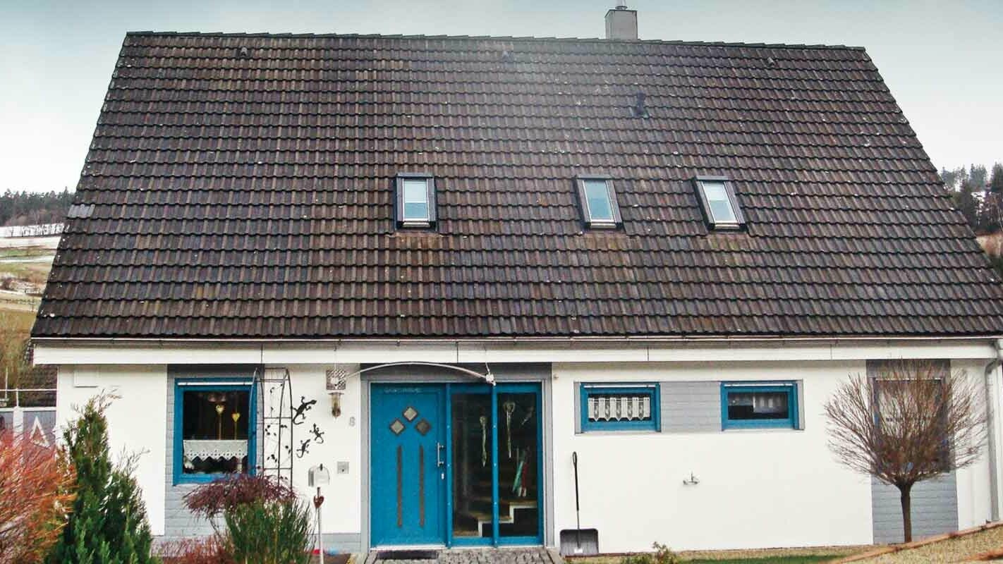 Before roof renovation with PREFA FX.12 roof panels and façade panels FX.12 in P.10 anthracite